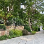 擁有大基地並設計蜿蜒的綠意廊道，猶如住進一座大型公園裡，時刻享受著大自然的芬多精。