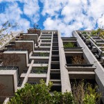 仰望大塊森鄰的複層陽臺，藍(lán)天、綠意與建築交織的美好，讓自然走入生活空間，是新業(yè)對永續(xù)環(huán)境的一種實踐。