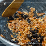 將餡料下鍋炒香，香味即刻飄散滿室，放入調味料、加水，大火滾沸後轉小火加蓋15分鐘，開蓋收汁、盛盤。