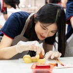 在製作好的小月餅印上代表吉利祝福的圖案，也象徵著團(tuán)圓與幸福。