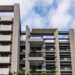 遠方眺望建築外觀，使用不同顏色的磁磚進行混色搭配，建築顯得更立體，並具有獨特品味。(圖為 新業(yè)–大塊森鄰 實景圖)