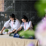 身穿白T的新業(yè)同仁，早早抵達(dá)現(xiàn)場(chǎng)，盡心且盡力的佈置場(chǎng)地，讓住戶能順利流暢的領(lǐng)票，等待開(kāi)演時(shí)間的到來(lái)。