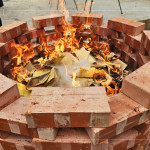 儀式尾聲，金紙化為星點(diǎn)火光，將敬意與祈福送往天際，為上樑典禮劃下美好句點(diǎn)。