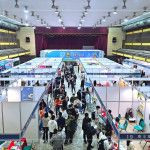 國內(nèi)首場校園企業(yè)徵才活動「2025年校園企業(yè)徵才媒合會」，於逢甲大學(xué)育樂館禮堂盛大舉行，為在校生、校友及中部求職者提供豐富，且具競爭力的就業(yè)機(jī)會。