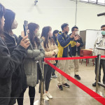 新業(yè)營建、客服、設(shè)計團(tuán)隊與YKK團(tuán)隊，一同於兆立風(fēng)雨實驗室，進(jìn)行氣密窗的氣密性、水密性及抗風(fēng)壓性能測試。