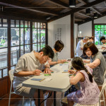 與臺中文化局合作「2025年臺中文學(xué)季」，舉辦兩場手刻版印畫活動(dòng)，在綠蔭榕樹下、時(shí)光靜謐的日式老屋，細(xì)細(xì)感受文學(xué)與手作交織的美好時(shí)刻。