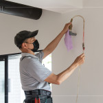 由水電廠商測(cè)試?yán)錃獾呐潘苈罚_保排水通暢，讓住戶在夏日安心享受清涼舒適的居家環(huán)境。