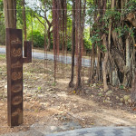 《1313001/所在》由兩位藝術(shù)家-許芝綺、張婷雅攜手創(chuàng)作，以「寫(xiě)生」為起點(diǎn)、金屬為筆，感受大自然與土地，將每一次的觀察與體驗(yàn)，化為細(xì)膩的記錄。