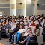 偌大的會場，早已座無虛席，眾人引頸期盼等待著講師的精采演說。