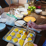 餅皮穿上了一層透著閃閃光澤的金黃色外衣。