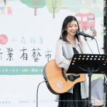 街頭藝人溫柔的樂音與清新的嗓音，蔓延至市集的每一處角落。