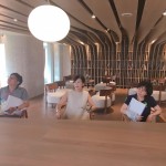 松鼠調皮地把書藏在「樹幹上」及「樹洞裡」！神奇的空間、不平凡的書架設計，從直線向上延伸至天花板曲面的翻轉變化，讓冰冷建築頓時有了藝術的溫度！