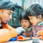 大小朋友全神貫注，將有獨(dú)特香味、葉子形狀與楓葉相似的「楓香」果實(shí)，製作成獨(dú)一無(wú)二的小小飾品。