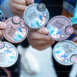 賽後同仁一一亮出閃亮的路跑獎牌，完成目標(biāo)後的感動不言而喻。