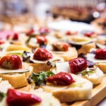 乳酪切片佐以甜椒與鮮蔬作為點(diǎn)綴，搭配長(zhǎng)棍麵包品嚐，甜椒清甜與乳酪滑嫩在口中融化，從視覺(jué)與口感上更帶來(lái)不同層次感。