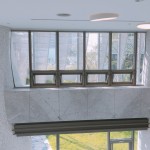 窗框外象徵樹(shù)鬚的弧形遮陽(yáng)板，曲線美學(xué)講究對(duì)線之細(xì)節(jié)。