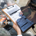 透過ICC紀錄表，仔細謹慎地記下回收的垃圾數(shù)量，是在淨溪活動當中最重要的一環(huán)。