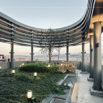 屋頂以獨(dú)特環(huán)樑包板的圓弧造型呈現(xiàn)，在夜晚的燈光計(jì)畫下，為臺中東區(qū)城市天際線帶來一大亮點(diǎn)。