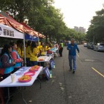 有熟悉的笑容與身影跑進了新業(yè)團隊的鏡頭裡，原來是新業(yè)建設(shè)穆椿松名譽董事長（右一）也到場為跑者加油！也讓現(xiàn)場加油團隊士氣大振！