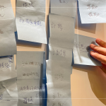 透過(guò)課間互動(dòng)，與各部門主管探討『新業(yè)員工應(yīng)具備的能力或條件』，『主動(dòng)、積極、樂(lè)觀』的理念，時(shí)常深刻烙印在每位新業(yè)夥伴心中。