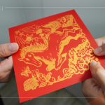 致贈(zèng)版畫藝術(shù)家設(shè)計(jì)馬年方斗春聯(lián)，『駿馬飛越．馬到成功』，象徵希望穩(wěn)固、納福迎祥、萬壽無疆，將這份祝福與溫暖延續(xù)下去。