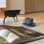 我們的人生已送走且迎來(lái)許多春夏秋冬，就像我們生活有沉寂也有活躍的時(shí)刻，此刻細(xì)細(xì)回味，過(guò)往的故事就如同翻開(kāi)的頁(yè)扉，一一浮現(xiàn)並鮮明著。