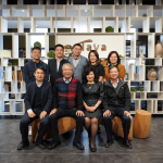 大雅廚具 楊素真董娘(右二) 特別現(xiàn)身並熱請(qǐng)款待與 新業(yè)建設(shè)創(chuàng)辦人 穆椿松先生 (左二)及部門主管一同合影。