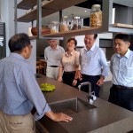 新業(yè)建設(shè)卓勝隆董事長（左）偕同簡福榮總經(jīng)理（右二）及邱正光副總經(jīng)理（右一），與團(tuán)隊(duì)成員以「使用效益最大化、備餐步調(diào)多樣化」的角度，討論適合配搭的中島提案，讓掌廚時(shí)刻更加游刃有餘。