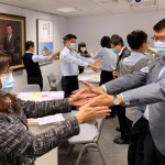 課程過程中亦有趣味互動，就如同與聽眾面對面互動的媒介，肢體與語言都非常重要。