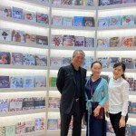 新業(yè)建設名譽董事長穆椿松先生與穆太太、益品書屋館長合影。