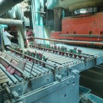 磁磚經過壓模削邊的程序後，最後需品管人員以小工具逐一擊打的方式，確認有無瑕疵品在其中，即使瑕不掩瑜，也依然難逃有如般鷹眼般的專業(yè)判斷。