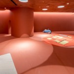 兒童遊戲室天花板的圓孔透下一個又一個的光圈交織，明亮之下更顯繽紛。為了視覺巧思，新業(yè)在天花板也加入珪藻土塗料，防潮瞬乾的特性，讓好動、頻頻出汗的孩童們享有暢快呼吸的遊玩空間。－【新業(yè)觀峰】。