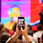 旅英原住民藝術(shù)家—優(yōu)席夫，以自身的旅遊經(jīng)驗，分享給新業(yè)住戶們，以風(fēng)趣又知性的角度，探討在地的文化藝術(shù)。