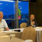 新業(yè)卓勝隆董事長(右一)在會議中也肯定同仁的付出，例如：甫於去年交屋的【新業(yè)宜家】榮獲第八屆臺中市都市空間設(shè)計-傑出獎，是匯聚各部門之心力打造的豐碩成果。