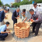 新業(yè)建設(shè) 穆椿松名譽董事長（左三）偕同卓勝隆董事長(左二)、邱正光副總經(jīng)理(左一)帶著虔念，期盼【築願景】工程平安順利。