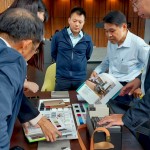 不同的顏色、材質(zhì)、功能性質(zhì)甚至觸感等，排列組合甚至有上千種組合，需要職人根據(jù)多年經(jīng)驗，仔細推敲琢磨並判斷。（圖左一為卓勝隆董事長，圖右二為邱正光副總經(jīng)理）