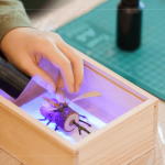 拋下常見的粘著劑，利用最安全的且保持素材原貌的UV光膠進(jìn)行，搭配紫外光手電筒，讓作品快速接著又兼具美觀。