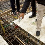 良辰吉時，澆下米酒象徵向天地敬酒，感謝工程順利。