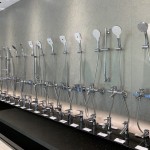 手持式蓮蓬頭與單槍式水龍頭排列展示。新業(yè)職人團(tuán)隊了解每人偏好的水壓力道不同，享受療癒自我的SPA時光，因此對蓮蓬頭的選擇也格外謹(jǐn)慎周全。