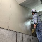 職人一遍一遍的在建築立面抹開(kāi)，事先的預(yù)留溝縫也是門(mén)學(xué)問(wèn)。