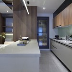 巧思哲學(xué)的私廚空間，不論視覺上或?qū)嵱眯远际鞘孢m的生活享受，易清潔不卡垢的檯面材質(zhì)，大手拉小手一抹即淨(jìng)，配置「不斷電系統(tǒng)」，在停電時(shí)，冰箱中的食物也持續(xù)保鮮。