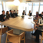 相聚時光，愜意坐在二樓圖書會議室暢所欲言。