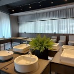 形形色色的典雅款式，透過水柱的流動(dòng)，從洗手、洗臉又不輕意濺濕石材檯面，開啟美好的一天。