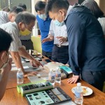 新業(yè)職人相信，廚具板材的細(xì)節(jié)也是決定最佳體驗(yàn)的條件。在專(zhuān)業(yè)眼光的審視下，除了材質(zhì)優(yōu)劣判斷，更需要統(tǒng)整美感趨勢(shì)，平衡美觀與實(shí)用性。