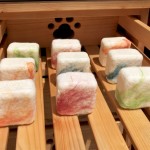 與其他手工皂一樣，最後都需要經(jīng)過晾曬才能開始包裝，經(jīng)過太陽的撫觸，羊毛皂也多了一分溫柔。