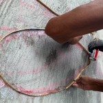 看似金箍圈的銅線，按著藝術(shù)家用粉筆畫好的輪廓，排出不規(guī)則線條。