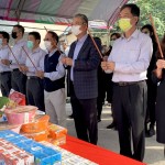 新業(yè)建設(shè) 穆椿松名譽董事長(右三)、卓勝隆董事長(右四)，帶領(lǐng)著各部門職人團隊，一同焚香祝禱，眾人一心，虔誠祈禱，繫起天地與人之間的溝通。