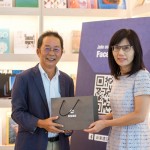 紀(jì)念本次講座圓滿，新業(yè)建設(shè) 卓勝隆董事長親手贈送伴手禮，代表著一份感謝的心意。