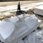 作品完成前，藝術(shù)家一敲一鑿的雕刻出一絲一絲的紋路，雖成品讓人滿意，但在打造的過(guò)程帶來(lái)的感動(dòng)也毫不遜色。