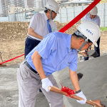 新業(yè)建設(shè)-董事長 卓勝隆(中)，以金鏟鏟起沙堆，象徵整個(gè)工程的開端與順?biāo)?，為往後的臺(tái)中14期築下最宜居的家園。